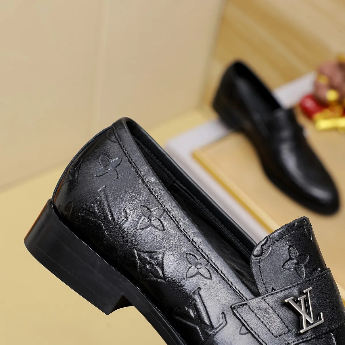 Men's Men's Shoes 💰420 💰[Louis Vuitton] LV high-end business formal leather shoes! ! Luxurious and elegant style, equal emphasis on practicality and style, professional focus on details and quality, counter original 1⃣️: 1⃣️ super accurate reproduction👍🏻! Material: The upper is made of imported original soft 🐂cowhide ➕imported first-layer sheepskin lining. Original anti-slip and wear-resistant outsole! Code number: 39--45, (38.46 custom-made) Large quantities in stock!